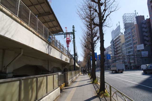 京急駅の横、上り坂で徐々に高低差が少なくなっていきます。