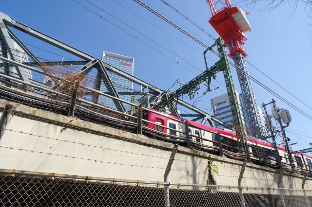 高架上に沢山の電車が行き来するのが見えます。