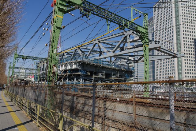 大規模な鉄橋の先端部分。