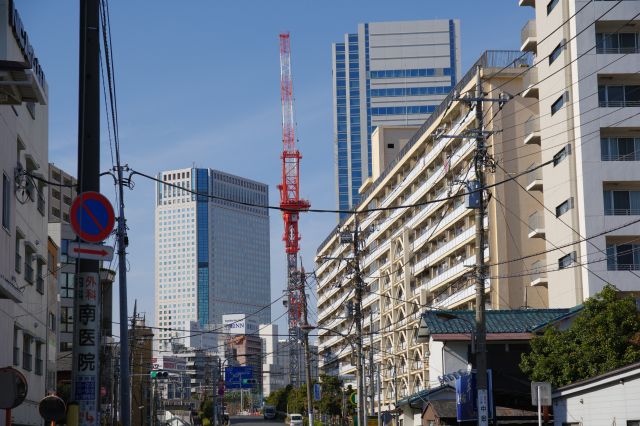 通りの先には品川の高層ビルが見えます。