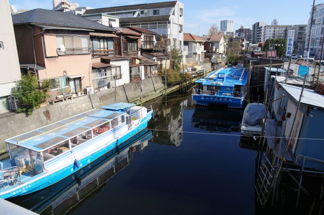 橋から反対側、行き止まりの水路に船が停泊しています。