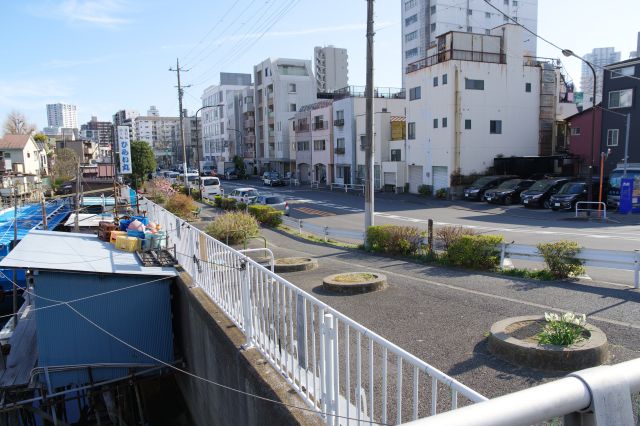 水路沿いの歩道は広めになっています。