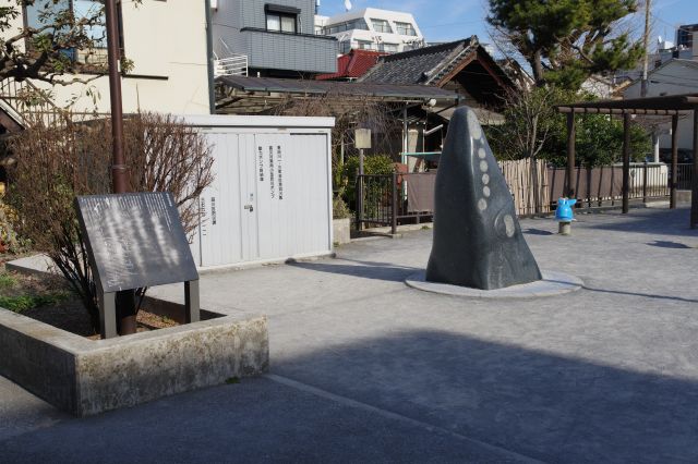 隣接する品川浦公園へ、クジラのモニュメントや遊具があります。