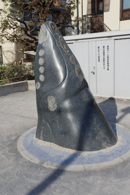 クジラのモニュメント、品川沖に現れたクジラにちなみます。