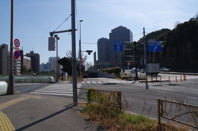 車線の広い国道15号線・第一京浜の八ツ山橋交差点へ。右側には御殿山。
