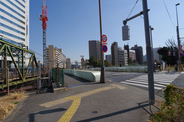 左の八ツ山橋に分岐します。