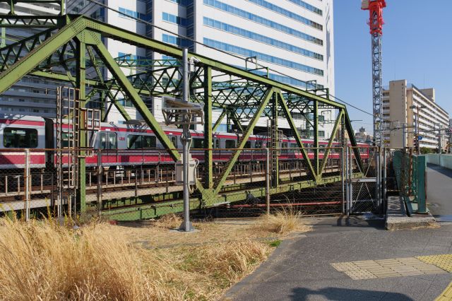 すぐ横には京急の八ツ山跨線々路橋、電車が行き交います。