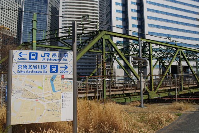 品川駅と北品川駅の間に位置します。