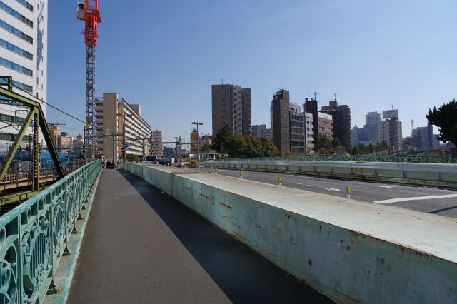 八ツ山橋を渡ります。歩道との境目が厚いです。