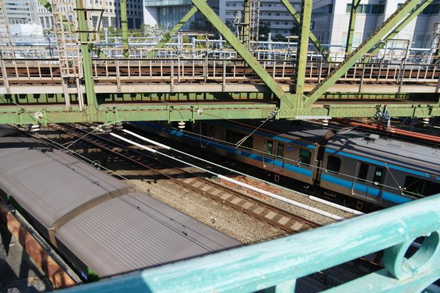 橋は沢山あるJRの線路群を跨いでいます。