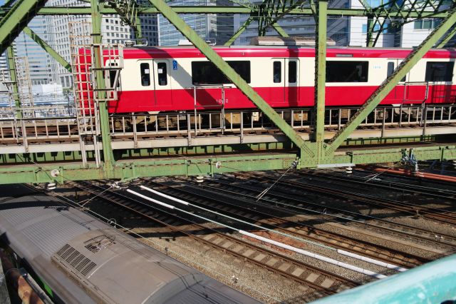 京急とJRと沢山の電車が行き交います。