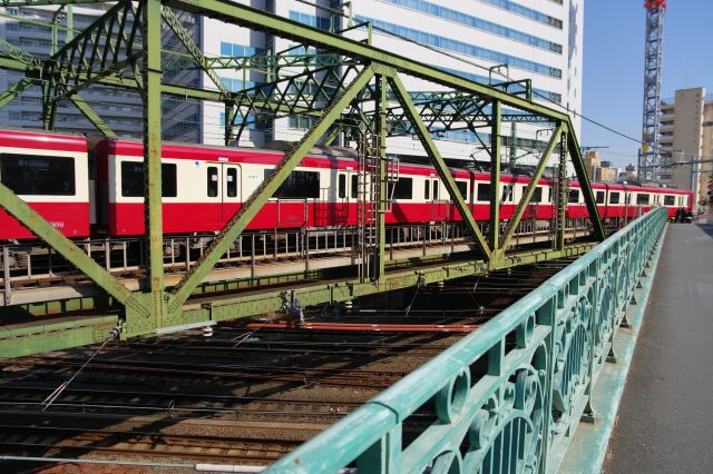 八ツ山跨線々路橋を渡る京急線。