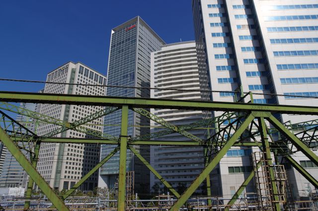 品川駅港南口の高層ビル群が林立。