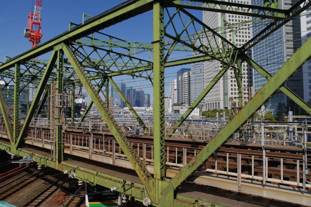 JRを斜めに跨ぐ鉄橋。