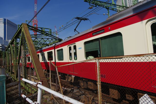 京急1000形の車両、間近の迫力。