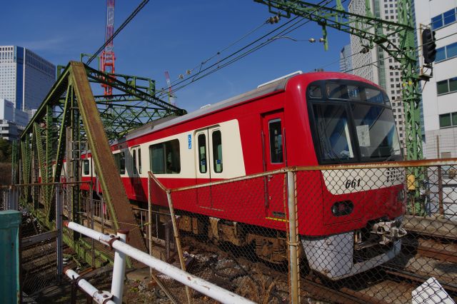 けたたましい警報音と電車の走行音が続きます。