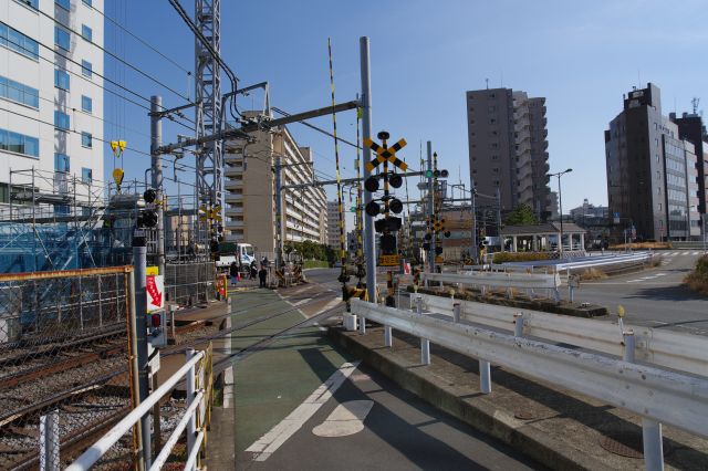 開く時間が短い踏切。その先でも工事しています。