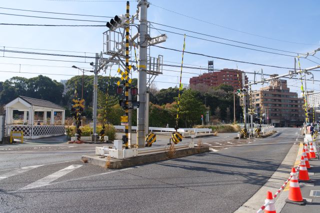 踏切の先へ、左への分岐もあり広い空間です。
