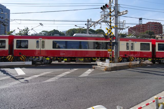 幅広い踏切で車両の側面が収まります。