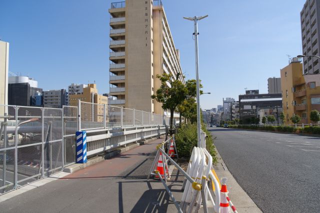 この先の八ツ山通り、品川浦船溜まりがあります。