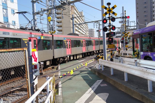 多彩な電車が見られるスポットです。