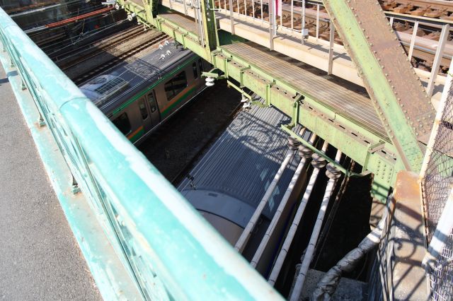 橋の下に並行路線が多いJRの車両群も見られます。