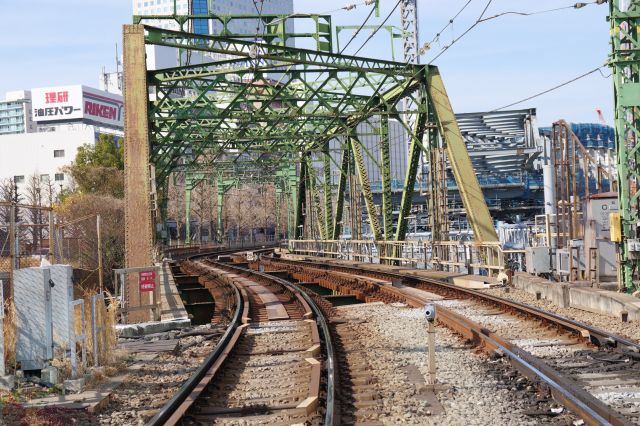 踏切が開いた隙に八ツ山跨線々路橋と新しい橋。