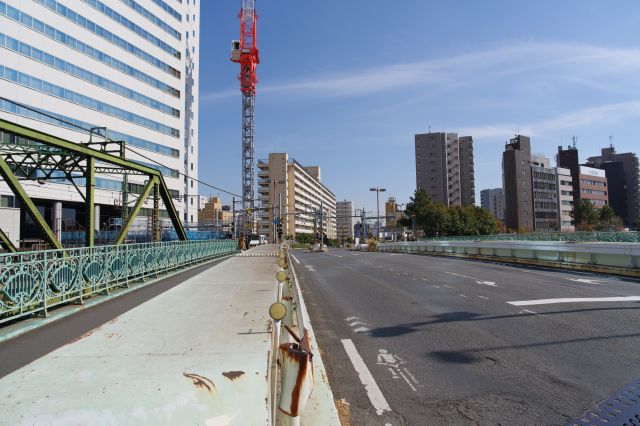 横断歩道を渡って反対側に行きます（踏切周辺は渡れない）。