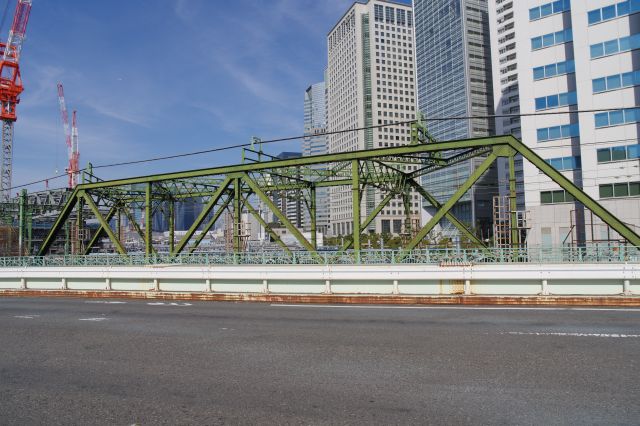 道路越しになった八ツ山跨線々路橋。