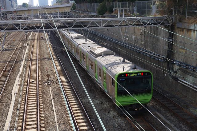 南側はJRの線路群が開けて見やすいです。山手線通過中。