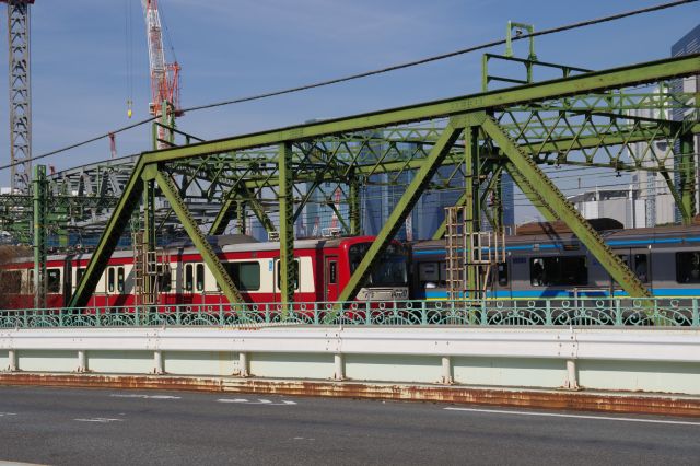 すれ違うのは京成線。