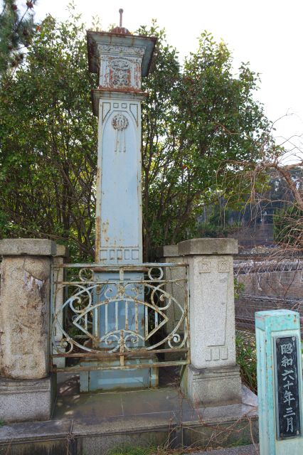 八ツ山橋の袂に旧橋親柱、現在の4代目は昭和60年竣工。