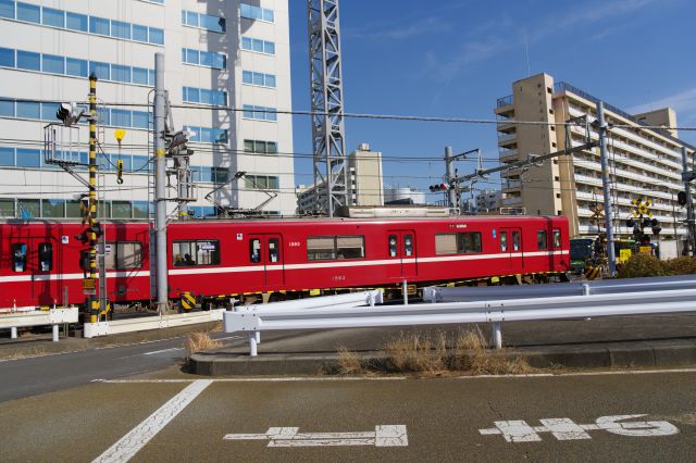 行き交う事が止まないせわしない踏切。