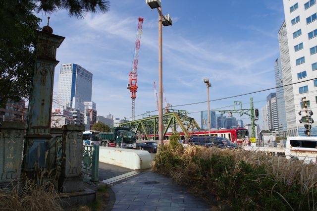 背後に待ち構える新たな橋、大動脈は時代と共に変化していきます。